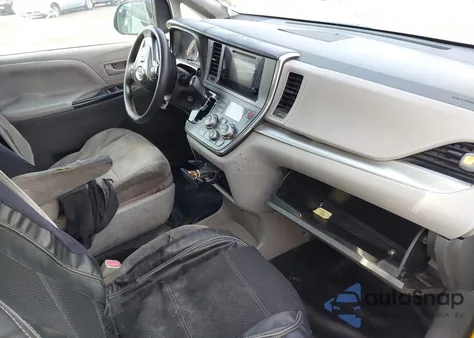 2016 Toyota Sienna L 7 Passenger z USA, uszkodzony, nr VIN 5TDZK3DC5GS761153